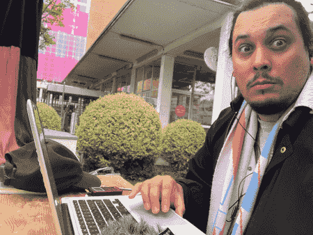 un artiste fait le son sur une table à côté de la Boîte à Rêves