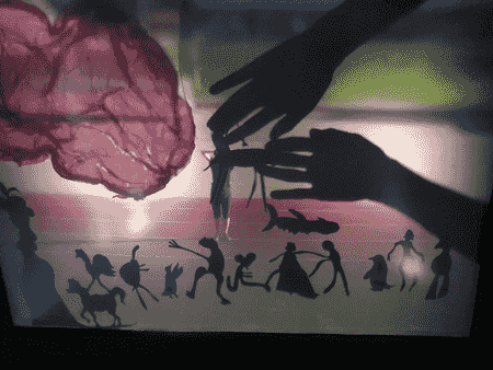 le stade avec une artiste et des ombres de personnages superposés