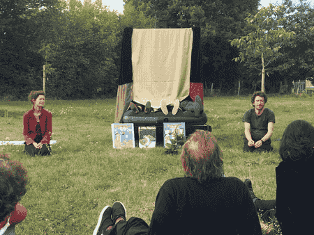 Élise et David à côté de La Boîte à Rêves