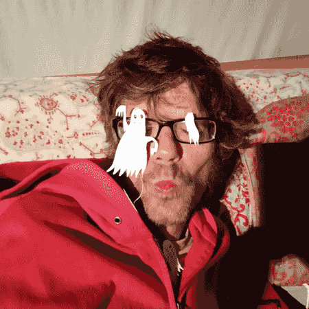 un artiste avec des formes d'ombres accrochée sur ses lunettes