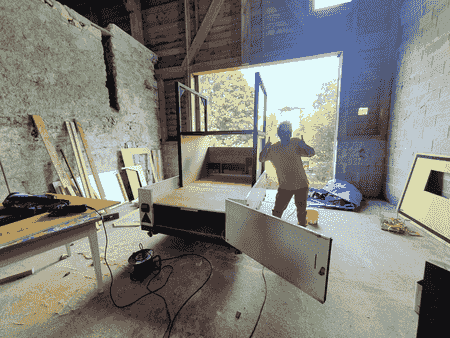 la Boîte à Rêves montée sur une remorque dans une grange