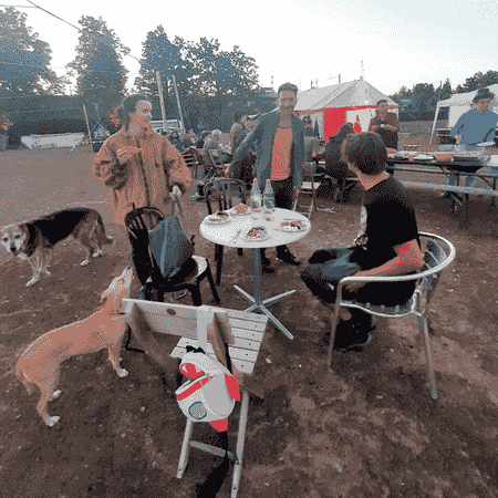 les artistes se mettent à table