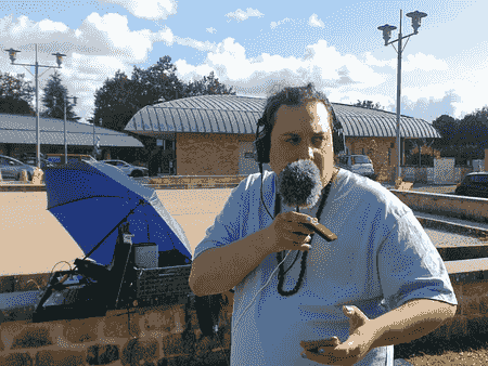 Gab en train de chanter en live