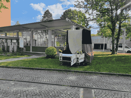 la Boîte à Rêves avec des pieds de spectat·eur·rice·s qui dépassent