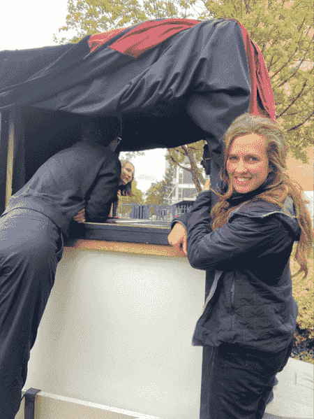 des spectat·eur·rice·s découvrent les coulisses de la Boîte à Rêves