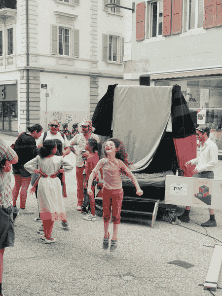 la Boite à Rêves entourée d'artistes de du public