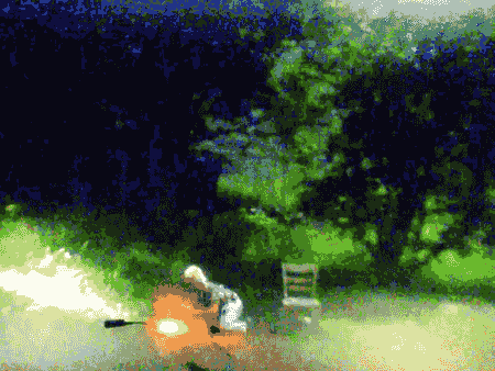 un homme essaie d'éteindre la mèche d'un bâton de dynamite