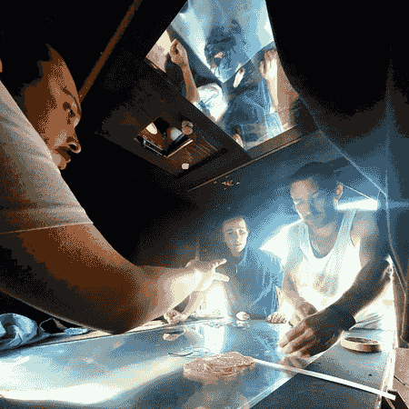 trois artistes font des essais d'ombre dans la Boîte à Rêves