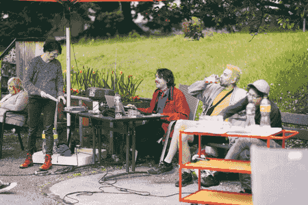 les artistes dans le parc au moment de la sortie de résidence