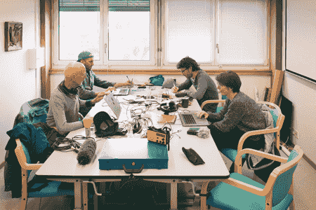 quatre artistes travaillent dans un local de la maison de retraite